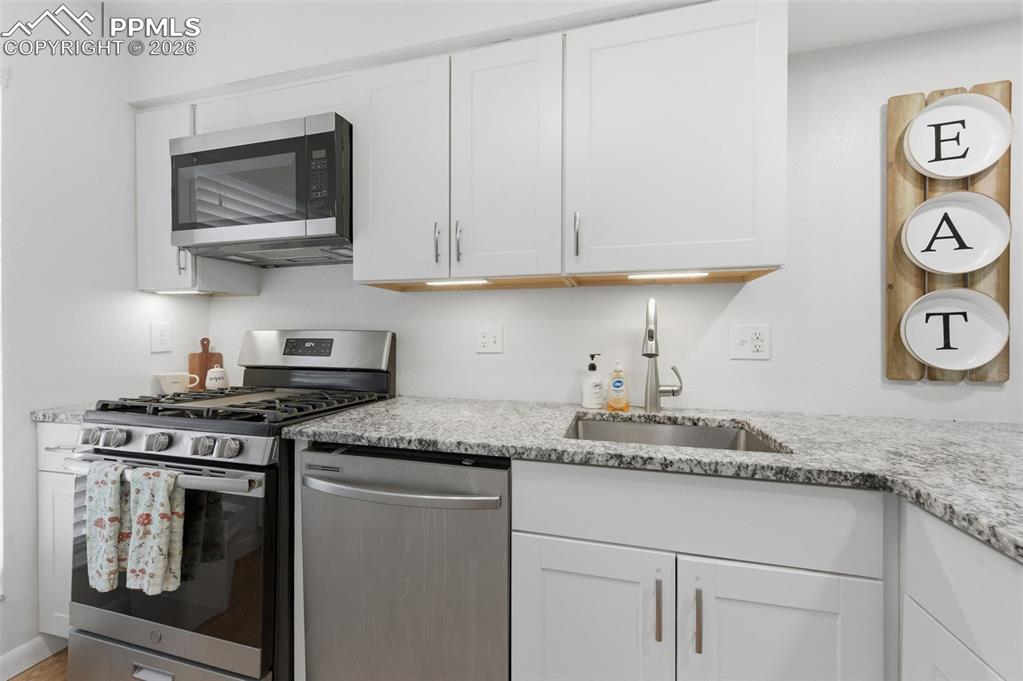 Image 4 of 18: Kitchen