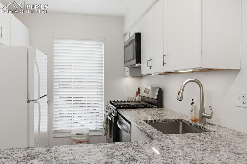 Image 5 of 18: Kitchen