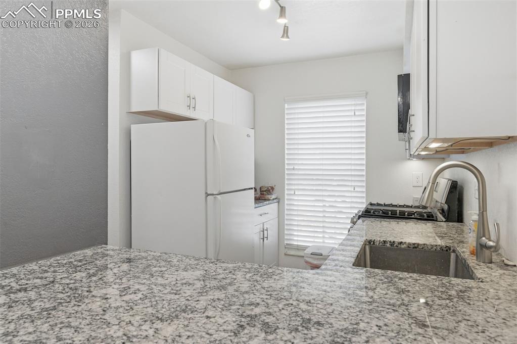 Image 6 of 18: Kitchen