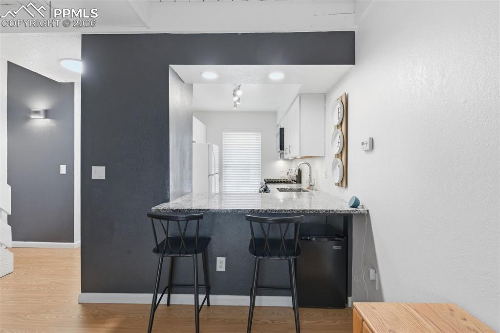 Image 7 of 18: Kitchen