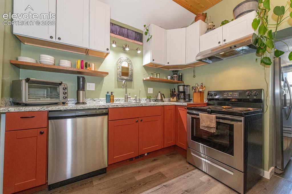 Image 15 of 28: Kitchen