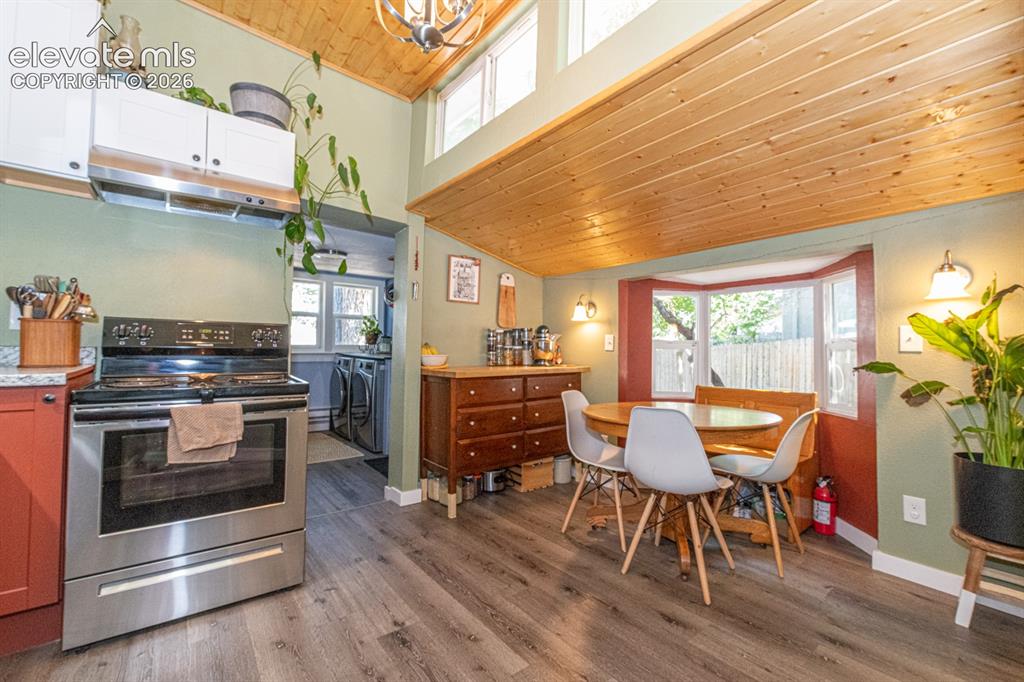 Image 16 of 28: Kitchen