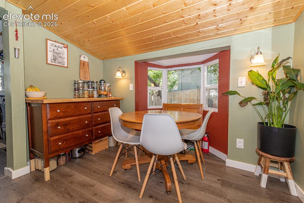 Image 17 of 28: Dining Area