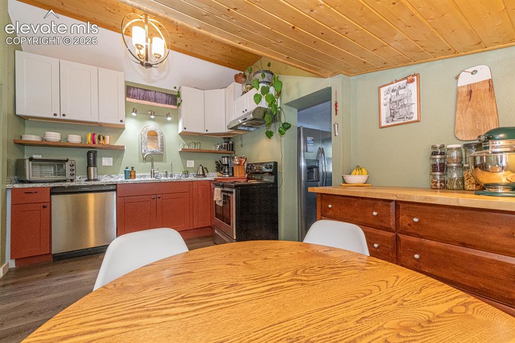 Image 18 of 28: Kitchen