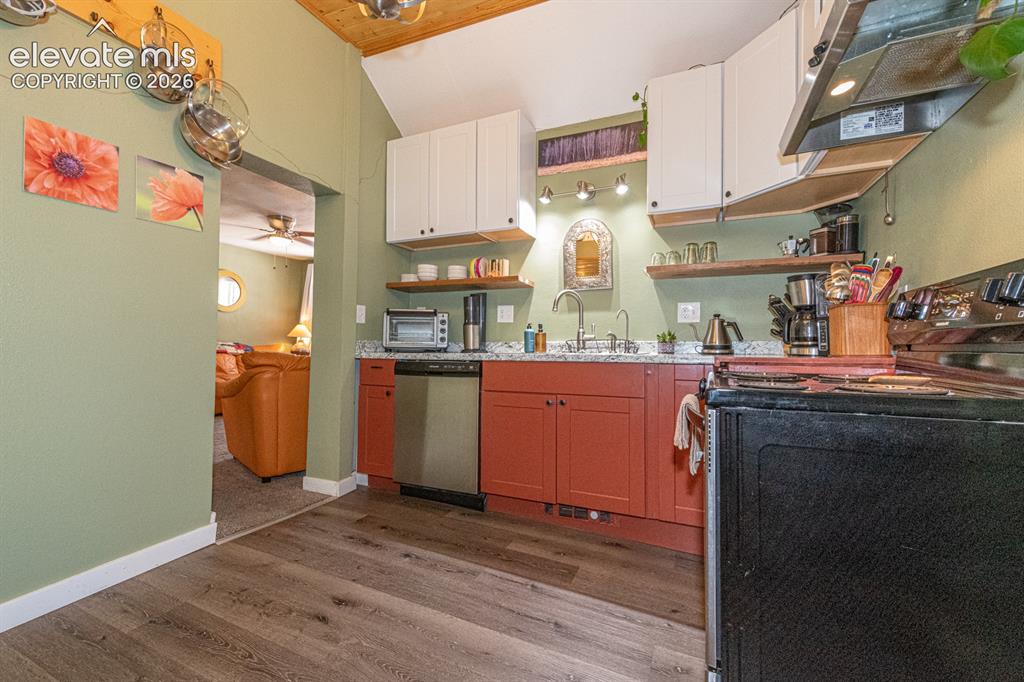 Image 19 of 28: Kitchen