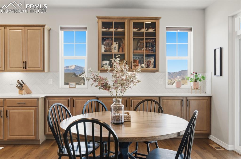 Image 7 of 44: Casual Dining Area