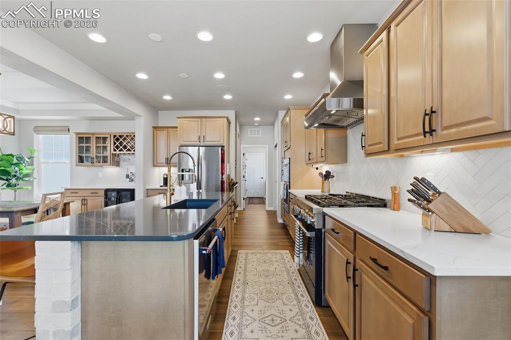 Image 9 of 44: Stunning Quartz Counters!