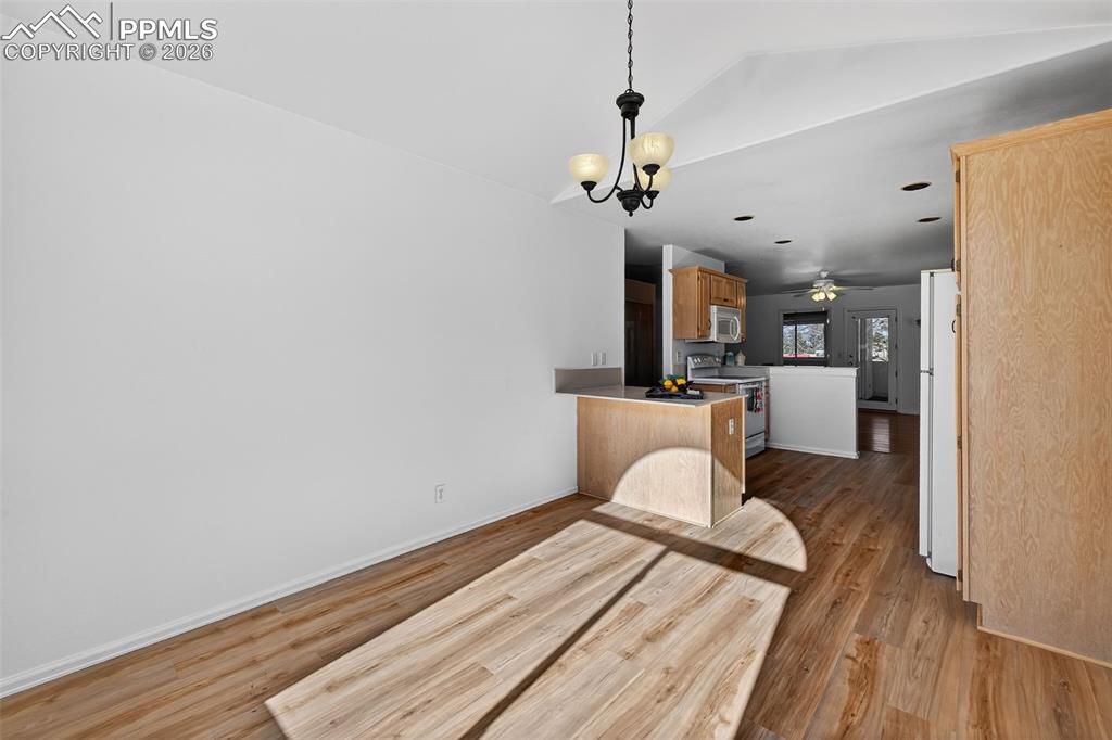 Image 11 of 32: Dining Area