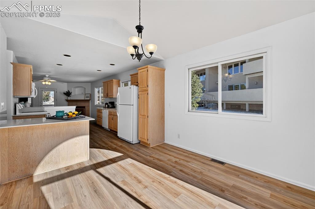 Image 12 of 32: Kitchen