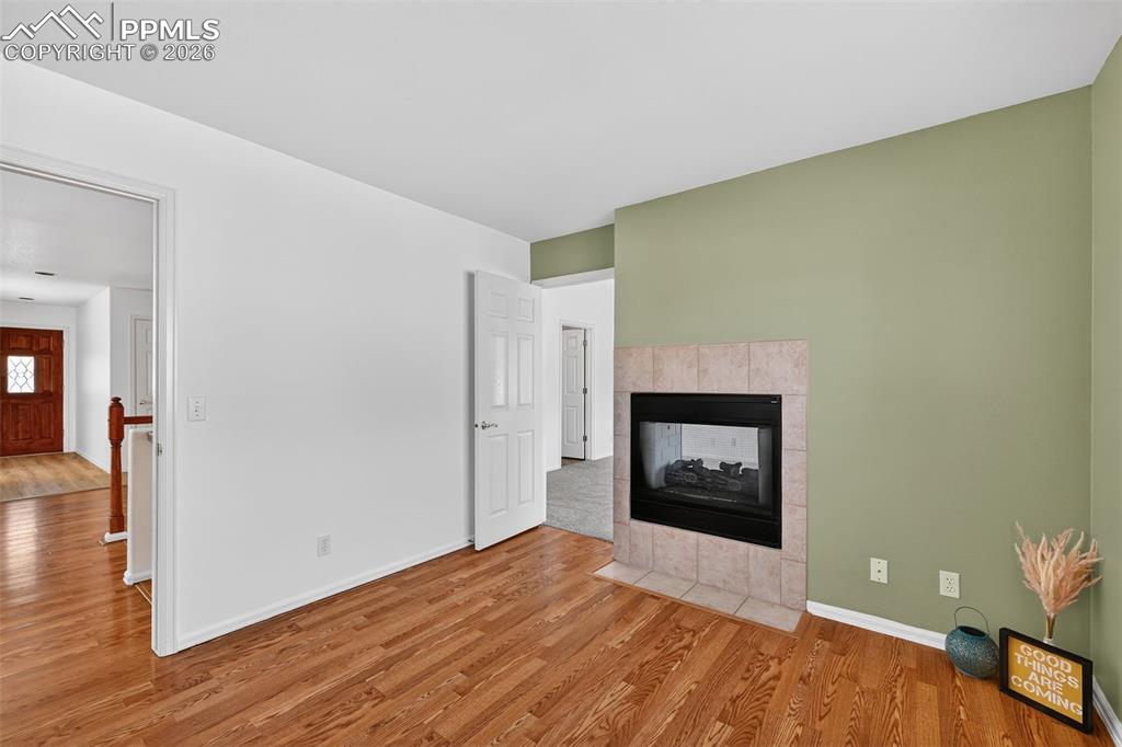 Image 18 of 32: Living Room