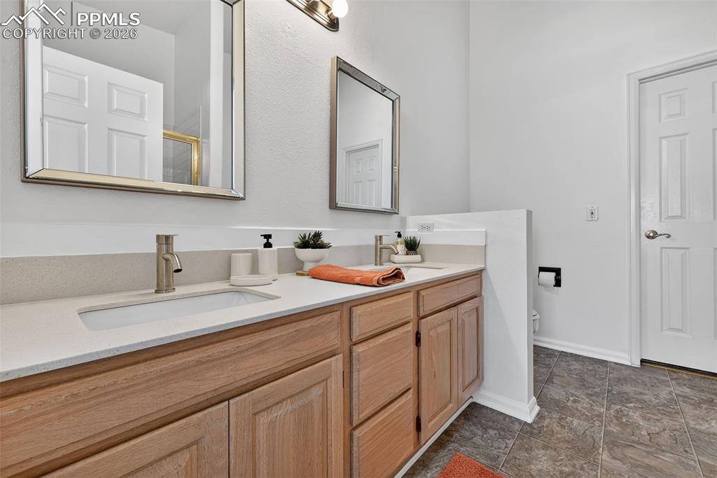 Image 19 of 32: Bathroom