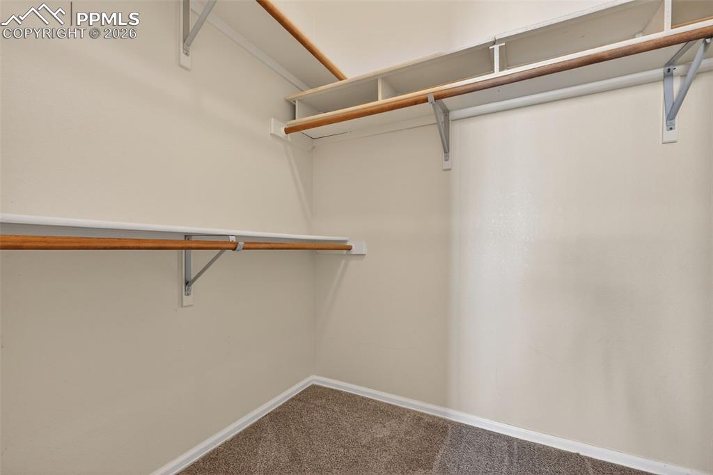 Image 21 of 32: Closet