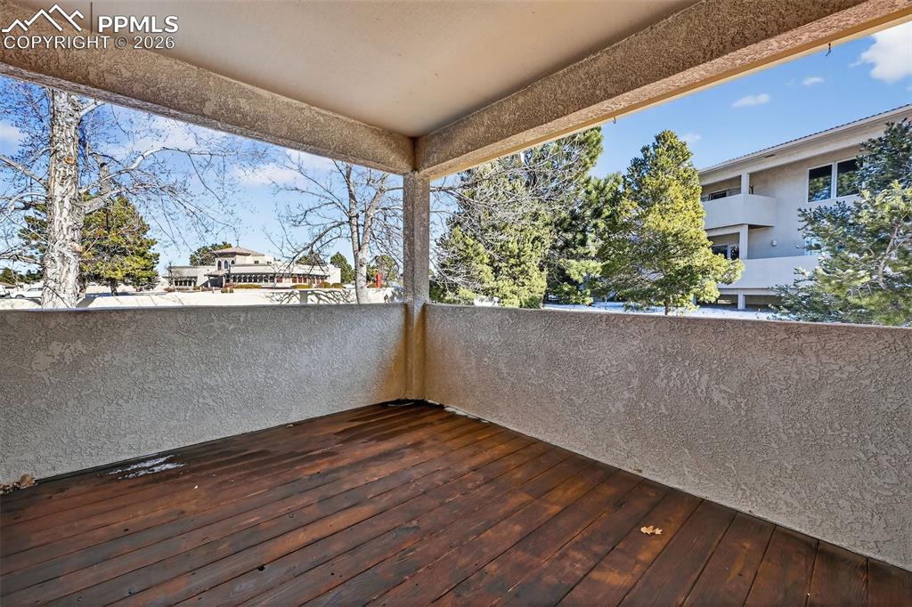 Image 31 of 32: Deck