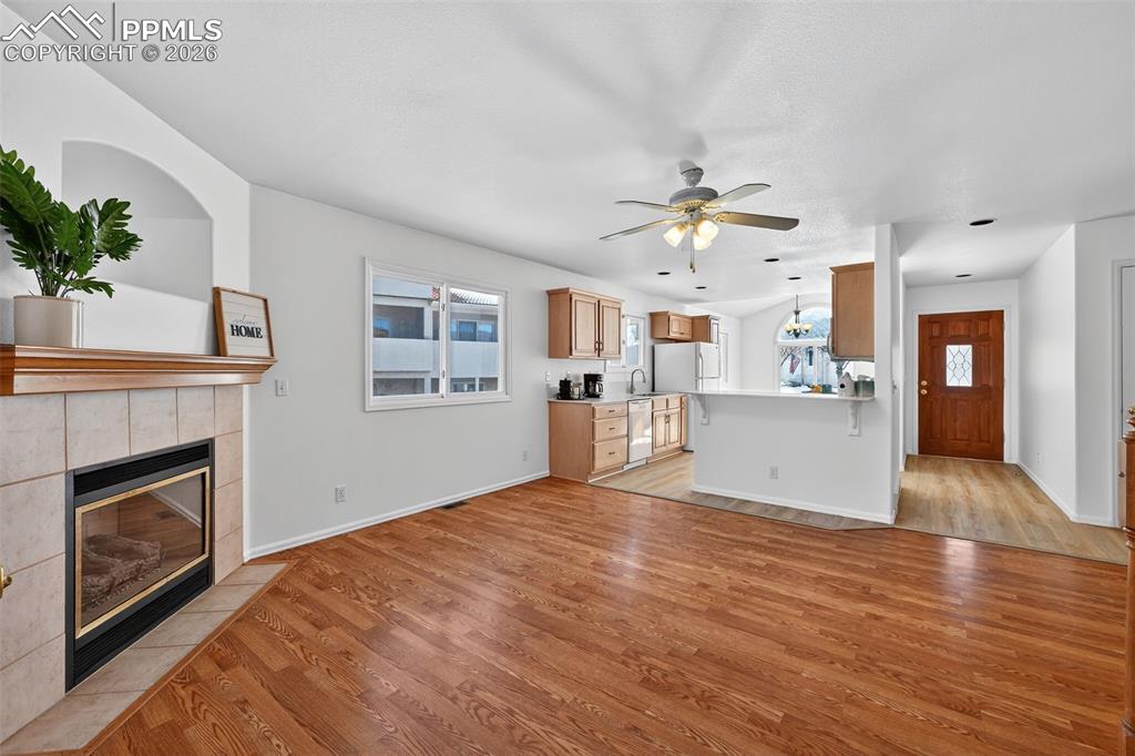 Image 4 of 32: Living Room