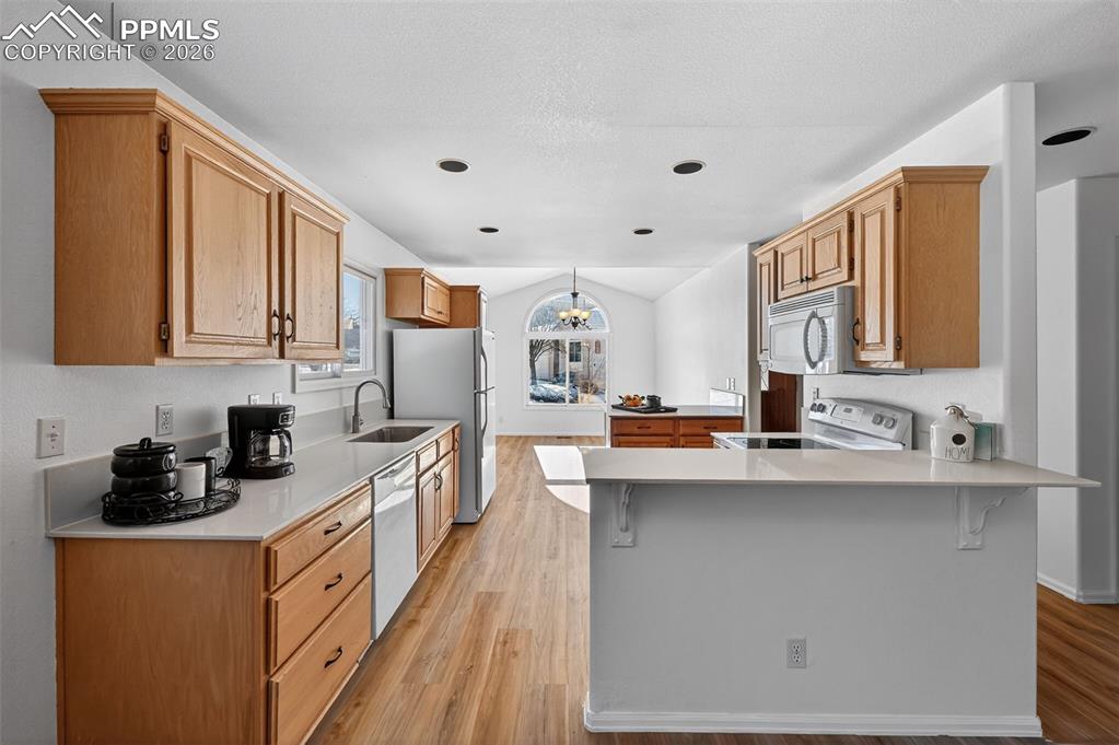 Image 8 of 32: Kitchen