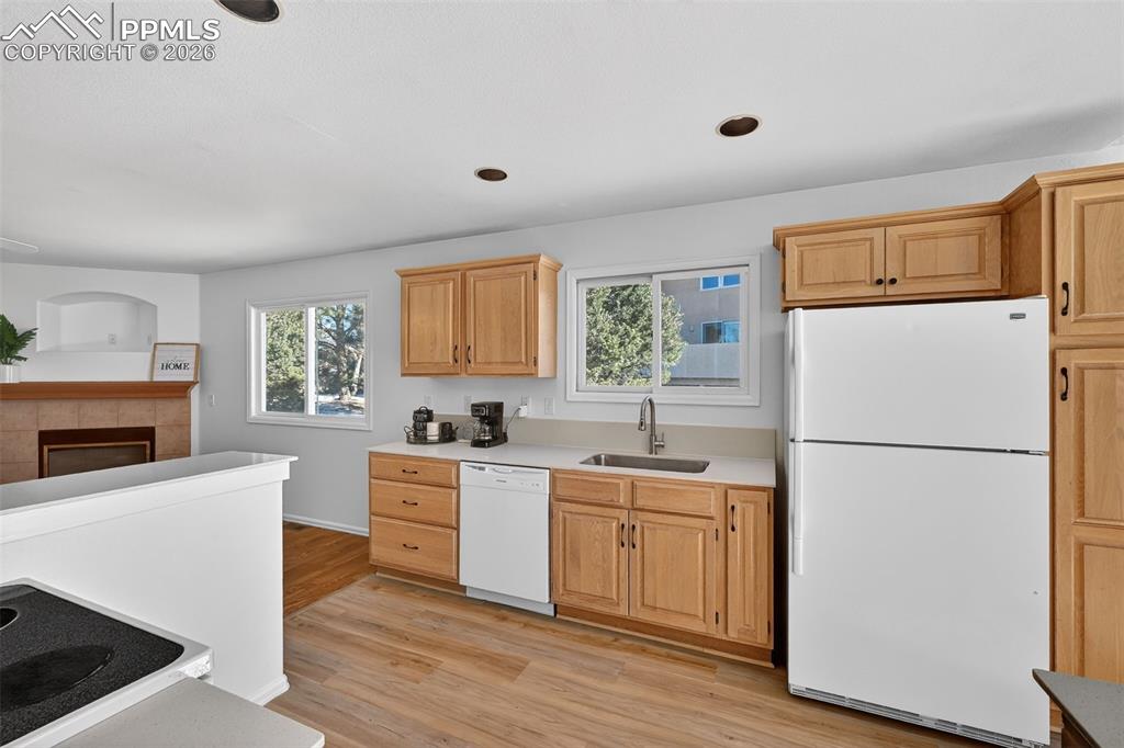 Image 9 of 32: Kitchen