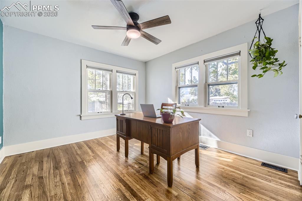 Image 13 of 33: Office