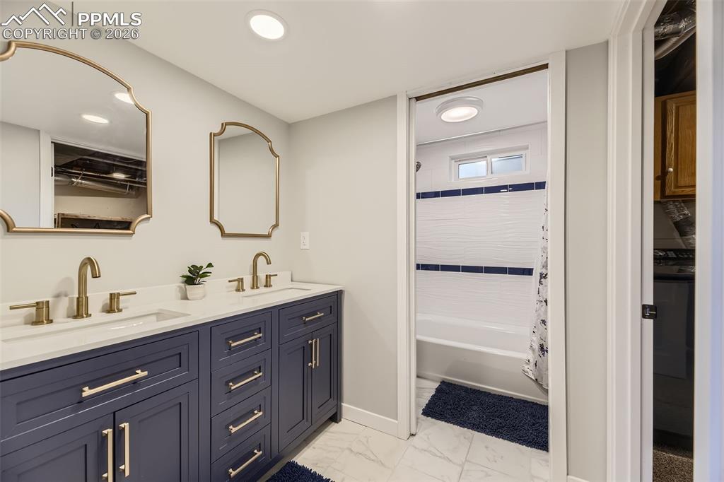 Image 16 of 33: Bathroom