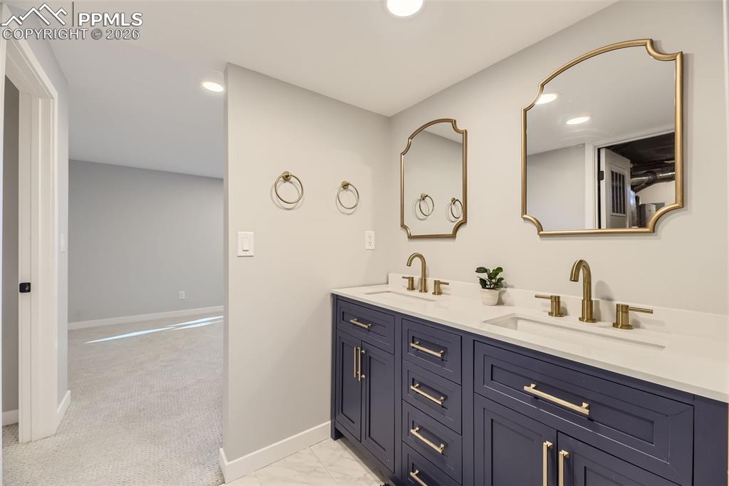 Image 17 of 33: Bathroom