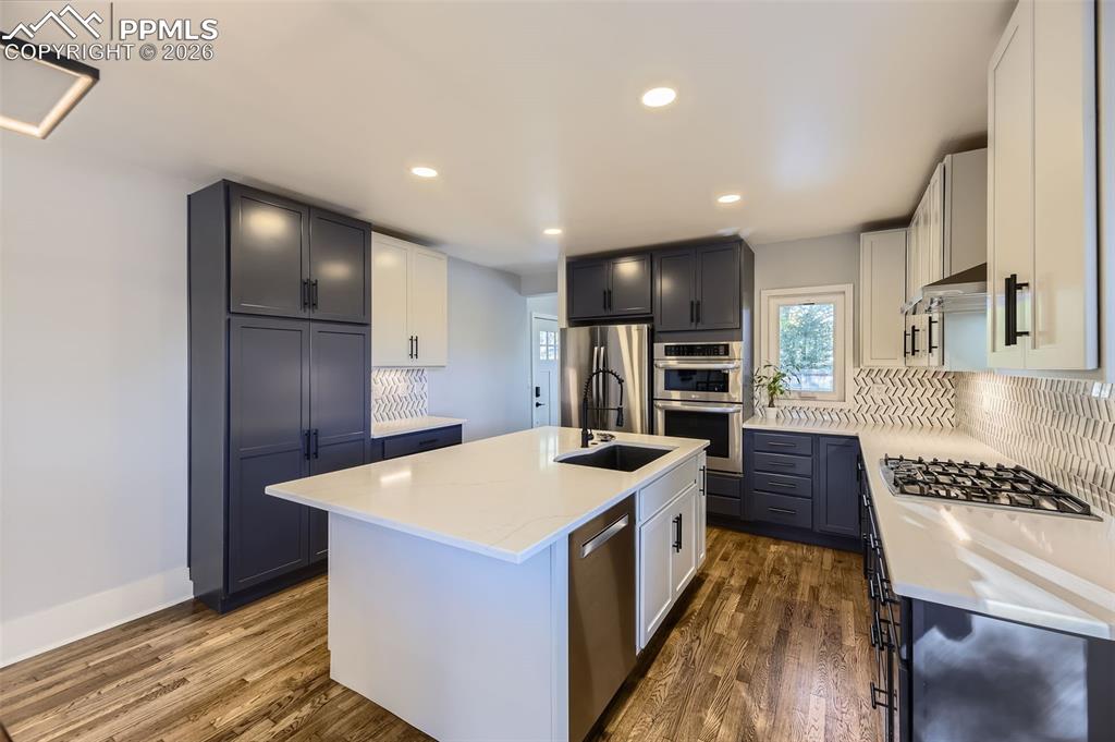 Image 7 of 33: Kitchen