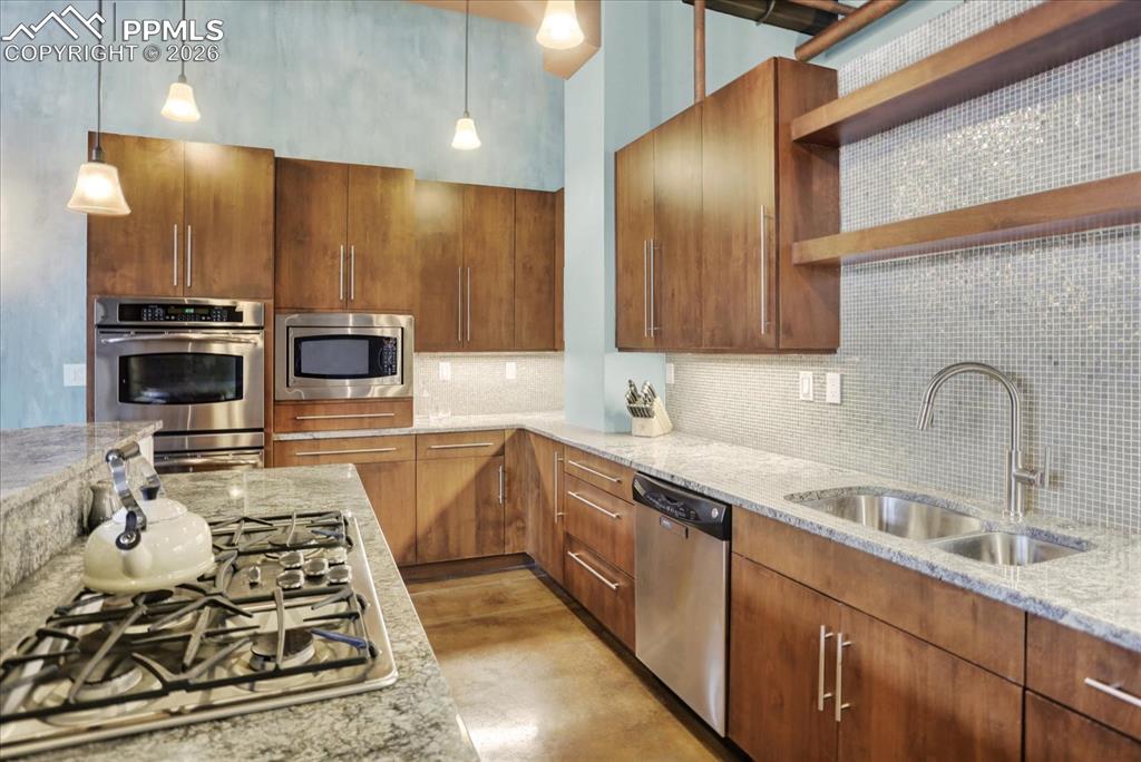 Image 14 of 49: Kitchen