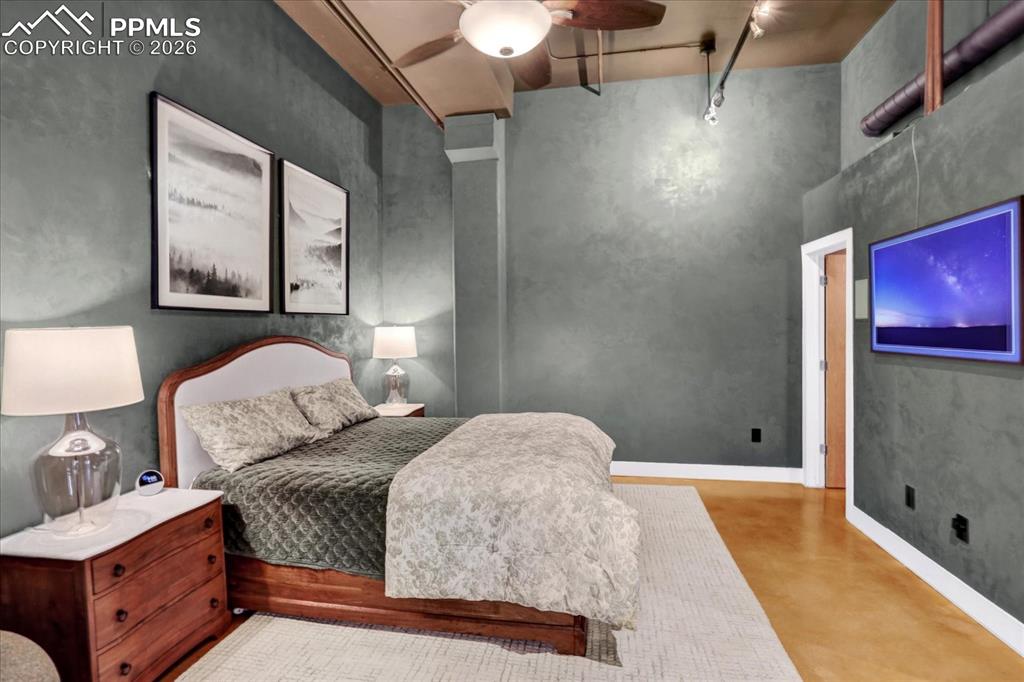 Image 18 of 49: Bedroom