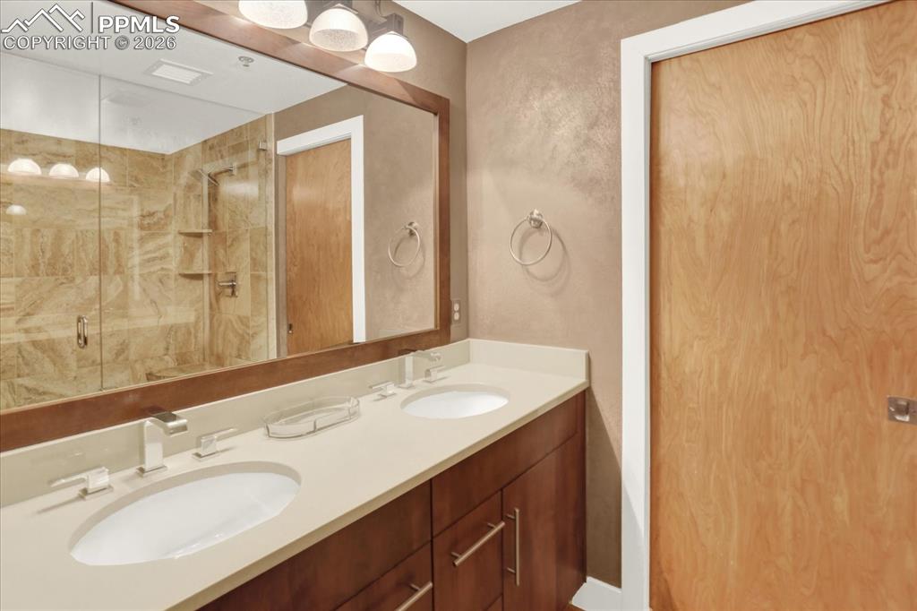 Image 21 of 49: Bathroom