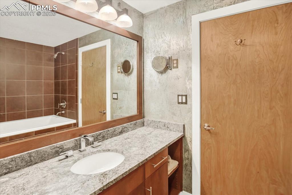 Image 25 of 49: Bathroom