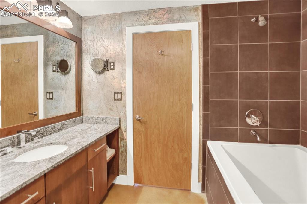 Image 26 of 49: Bathroom