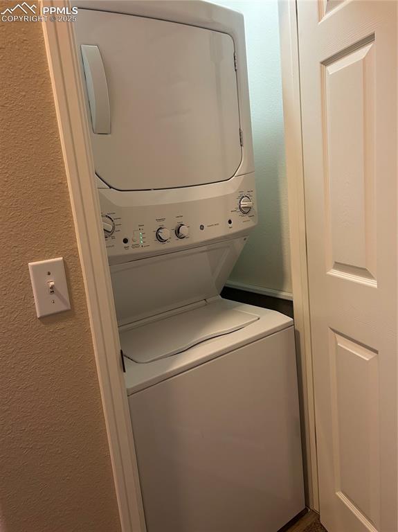 Image 18 of 25: Upper level laundry.