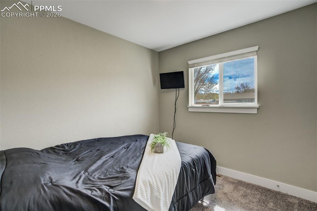 Image 18 of 29: Bedroom