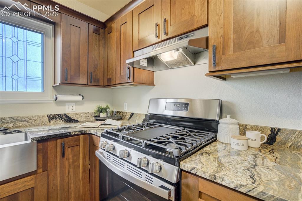 Image 10 of 46: Brand new gas stove. 