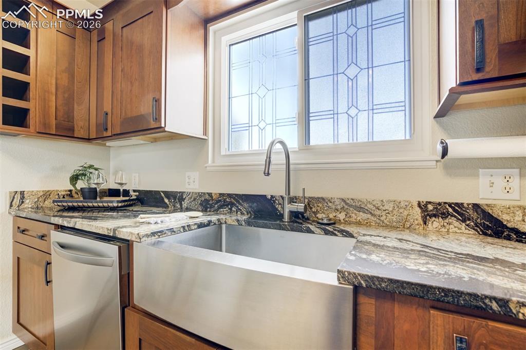 Image 12 of 46: Single-bowl sink = enough room to hide all the dishes before guests arrive.