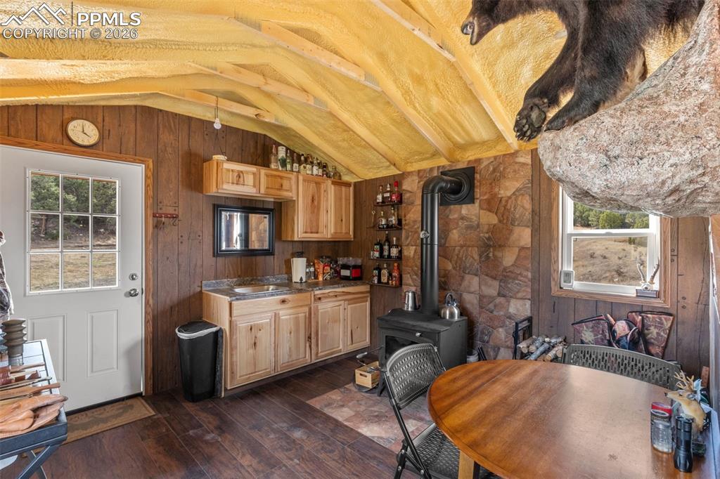 Image 37 of 50: Saloon cabin.