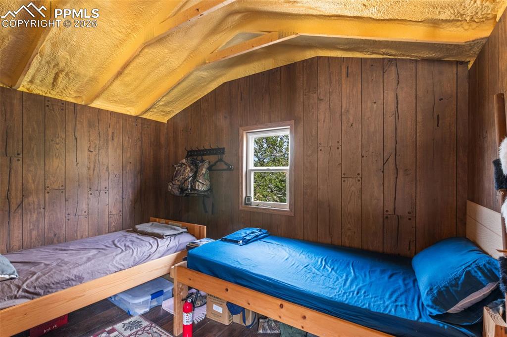 Image 40 of 50: Saloon cabin sleeping area.