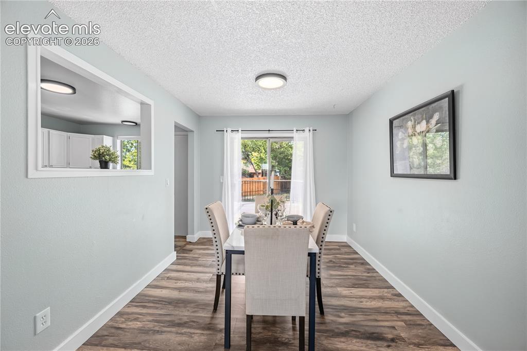 Image 10 of 32: Dining Area
