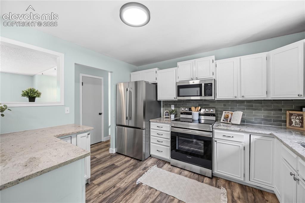 Image 7 of 32: granite countertops and lots of countertop space
