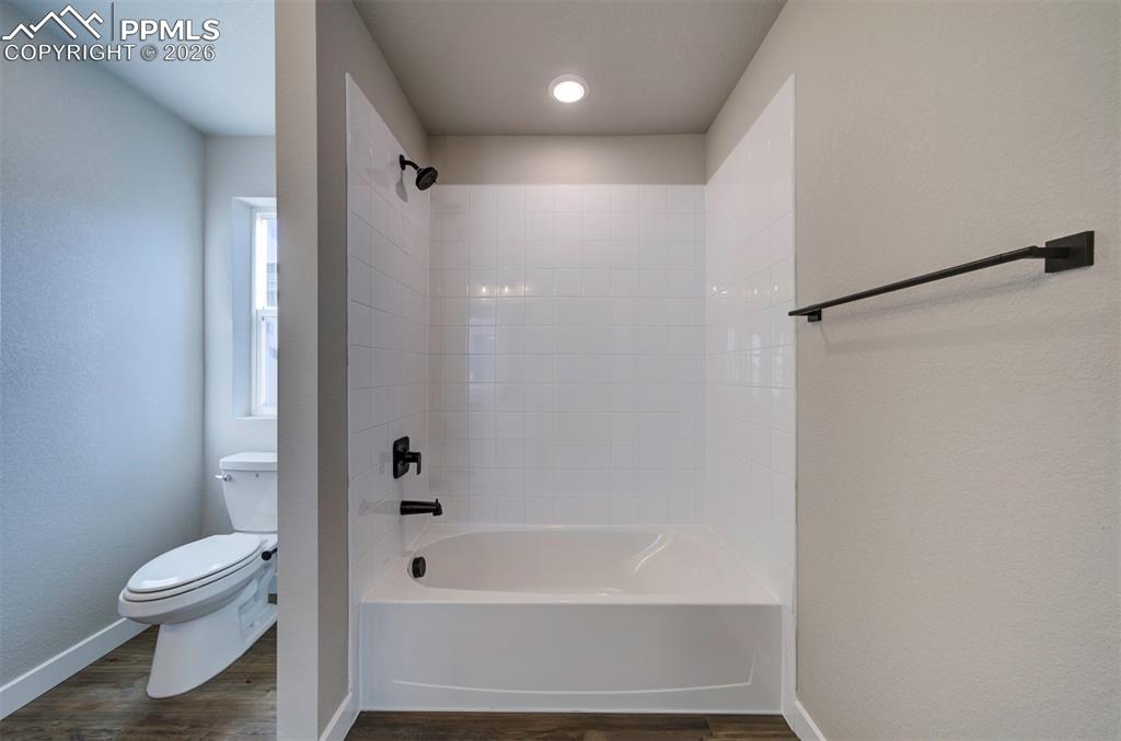 Image 30 of 41: Bathroom