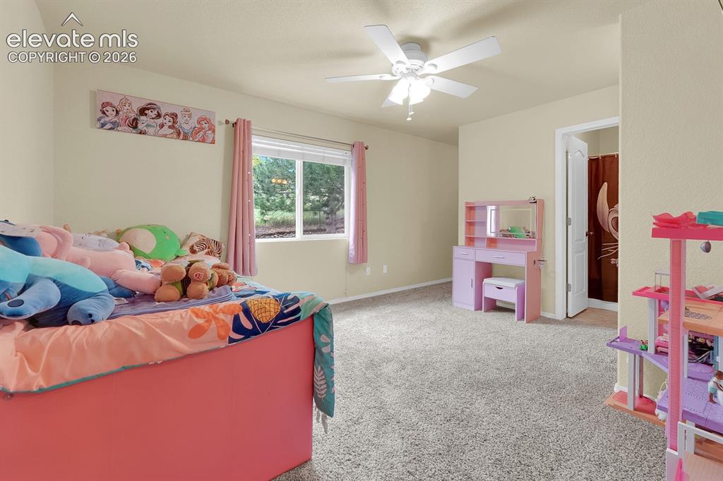 Image 14 of 17: Bedroom