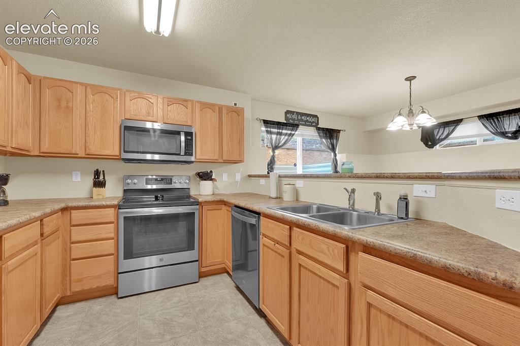 Image 2 of 17: Kitchen