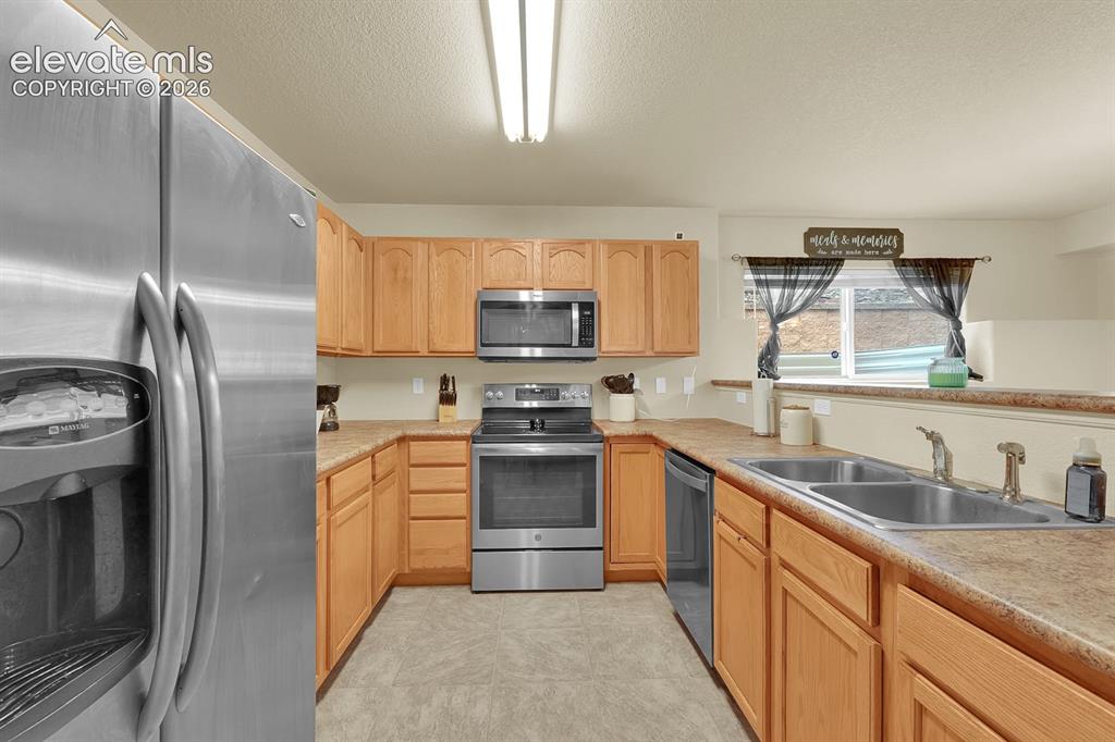 Image 8 of 17: Kitchen