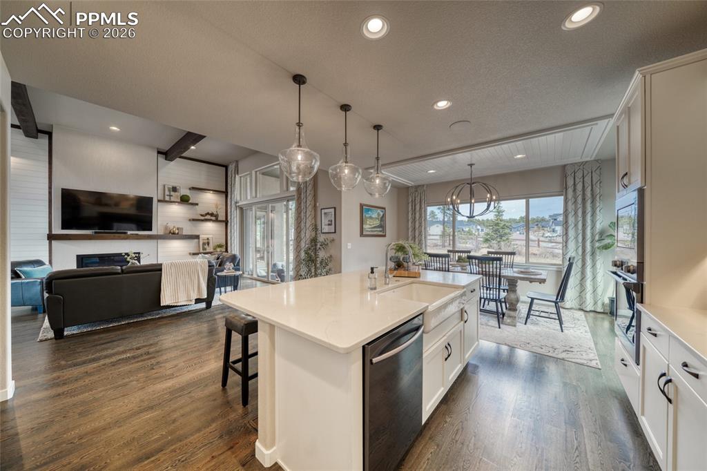 Image 16 of 50: Kitchen