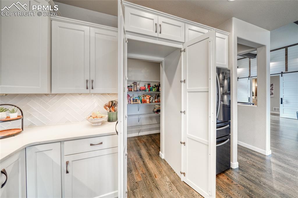 Image 20 of 50: Pantry