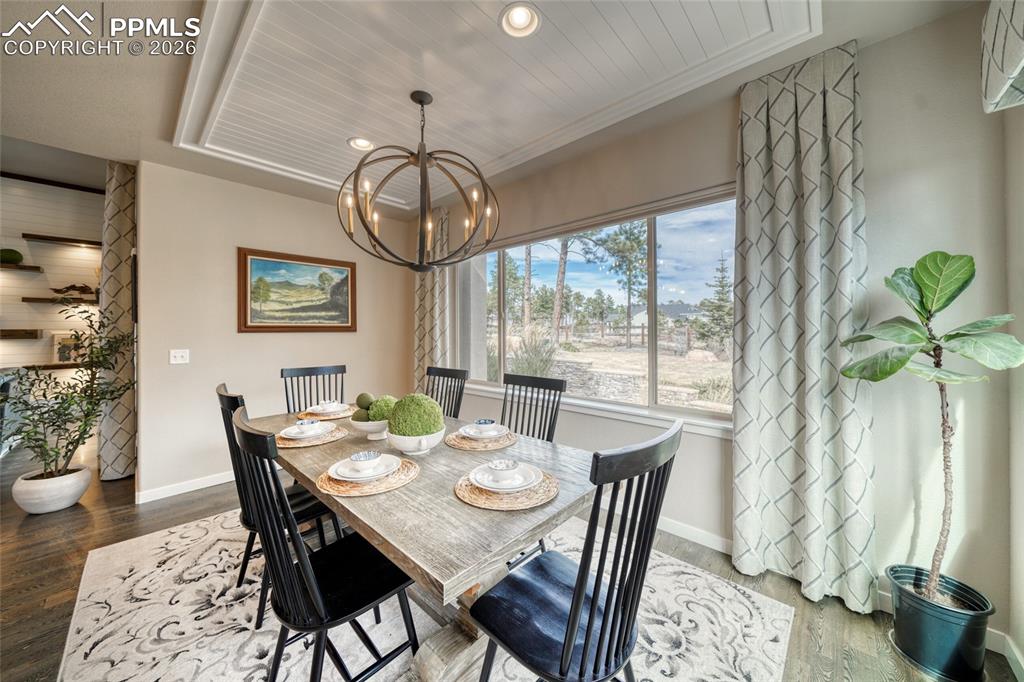 Image 22 of 50: Dining Area