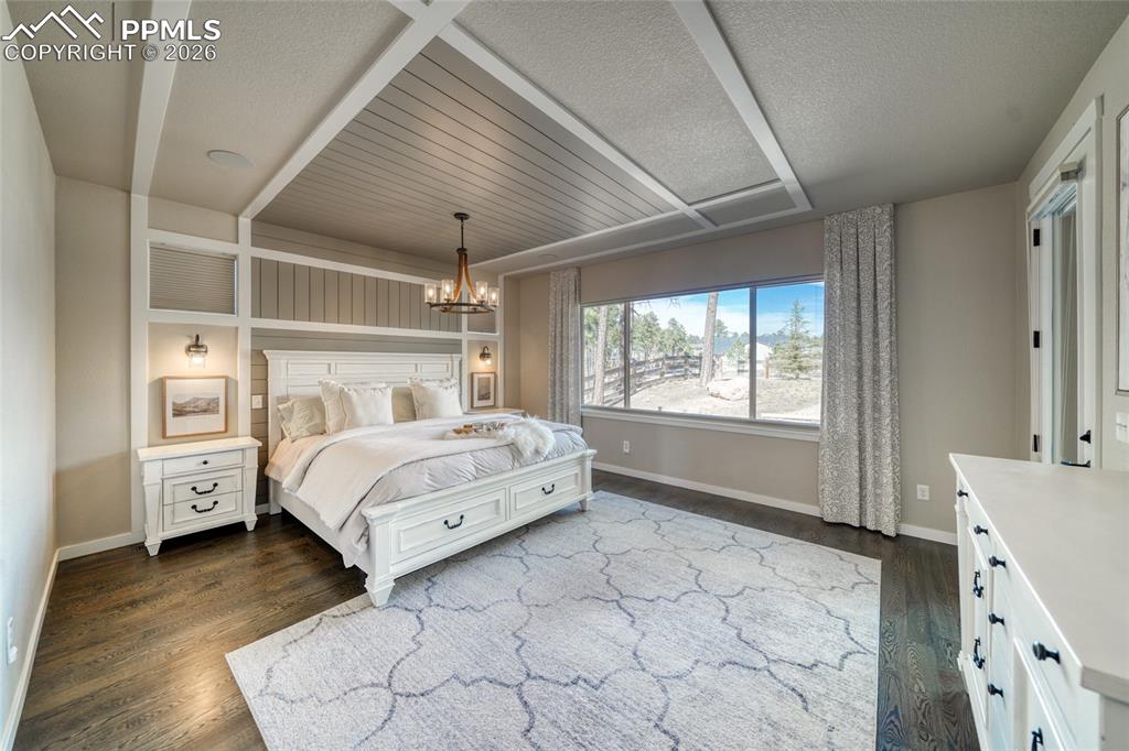 Image 24 of 50: Bedroom