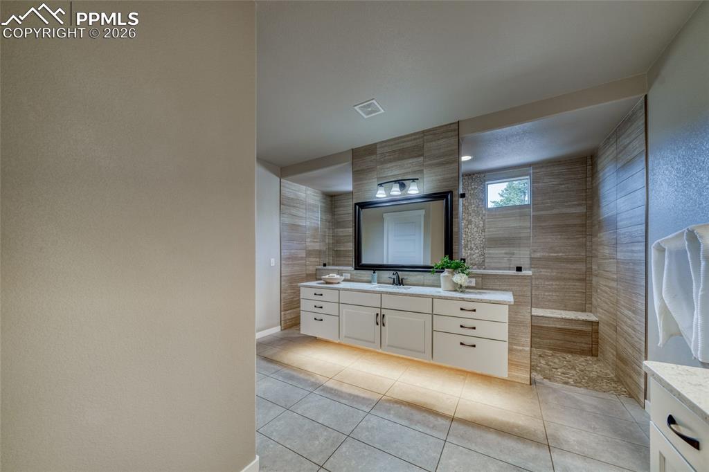 Image 26 of 50: Bathroom