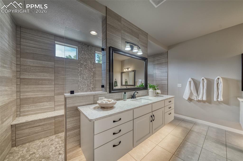 Image 27 of 50: Bathroom