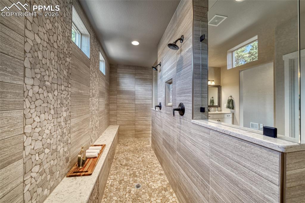 Image 28 of 50: Bathroom