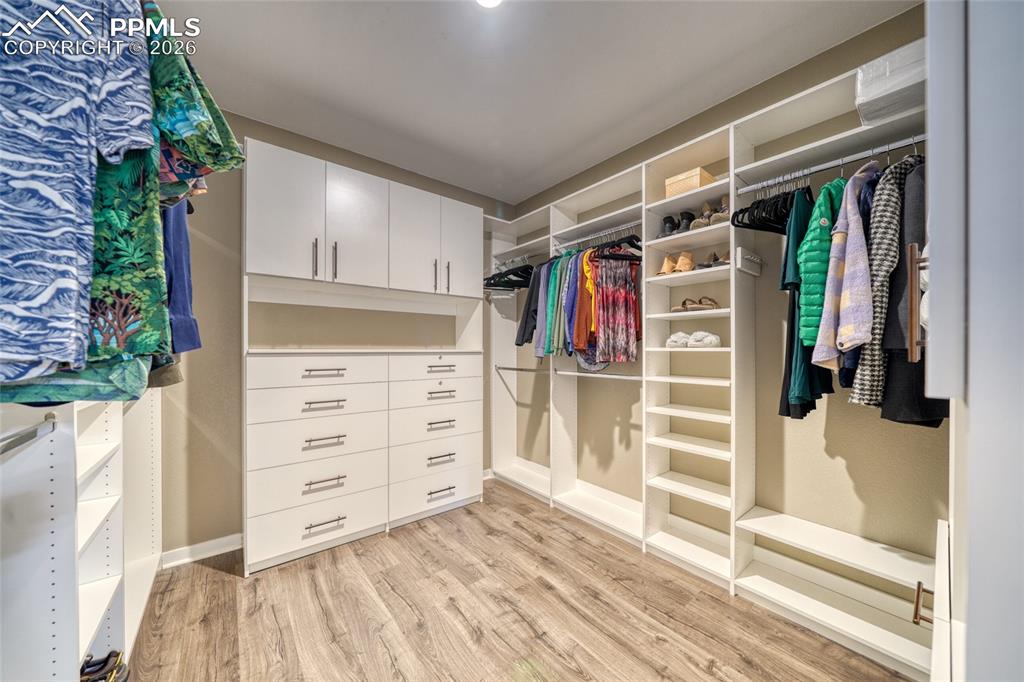 Image 29 of 50: Closet