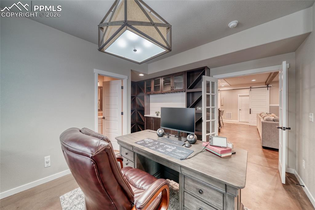 Image 35 of 50: Office